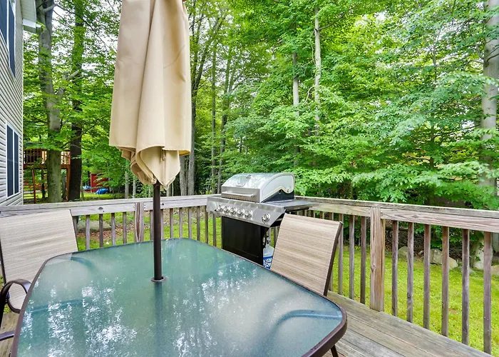 Serene Tobyhanna Escape, Walk to Dresser Lake